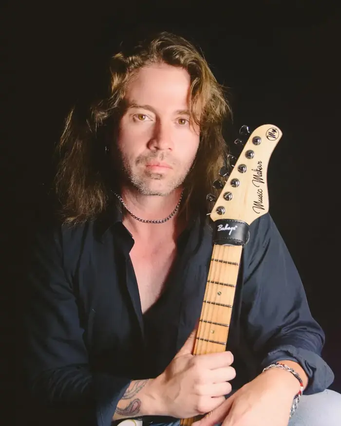Retrato de Kiko Shred segurando sua guitarra