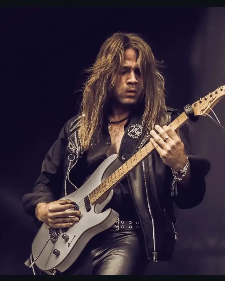 Kiko Shred tocando guitarra ao vivo