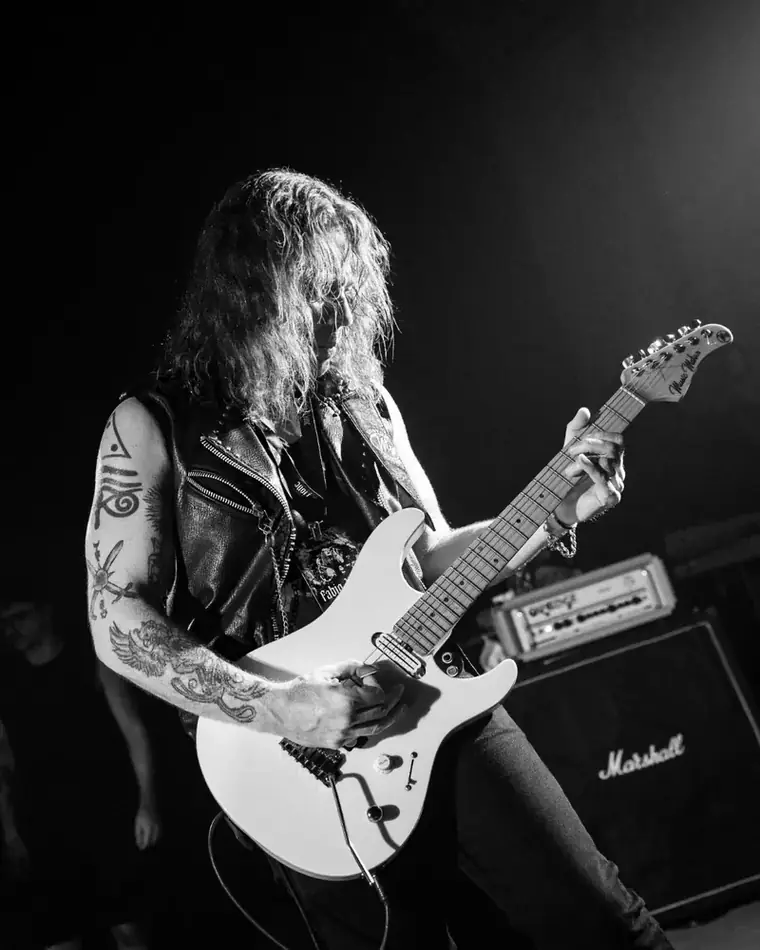Kiko Shred tocando ao vivo em preto e branco